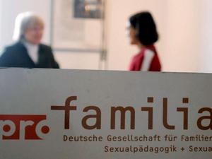 Die Organisation Pro Familia verffentliche in den 80er Jahren Positionen, die Sex zwischen Erwachsenen und Kindern rechtfertigen. Foto: dpa